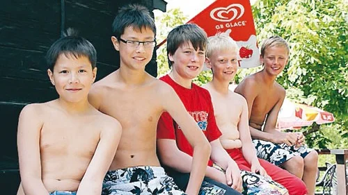 Här är grabbarna som badar varje dag! Skönt med sommarlov tycker (från vänster): Mattias Liao, Felix Liao, Johannes Kästner, Filip Hjelmland och Erik Stejdahl.