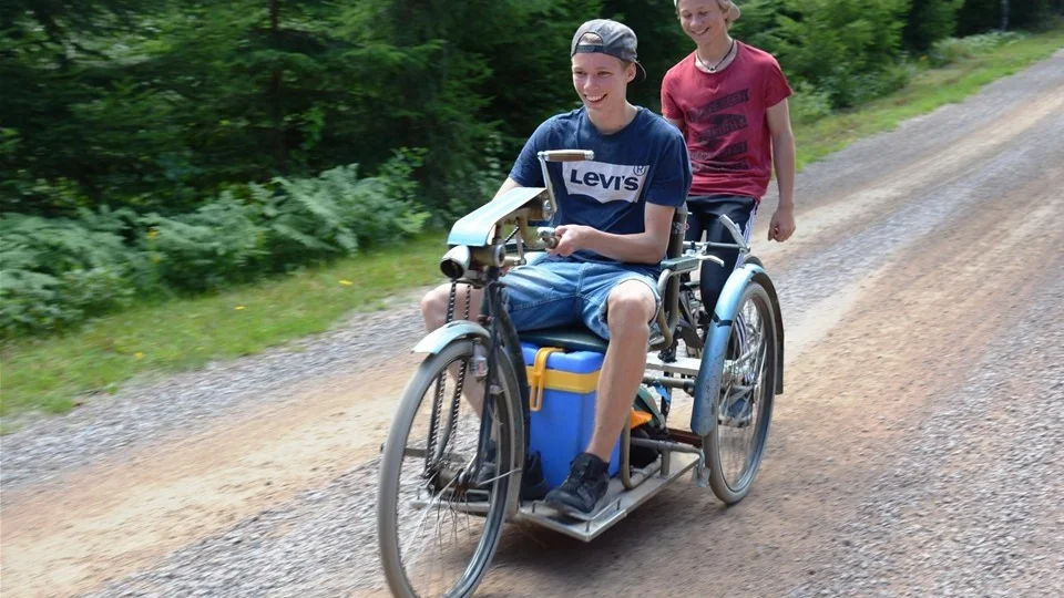 Jonathan Eklöf och Wilhelm Hammarskjöld på sitt hemmabygge - en gammal rullstol hopbyggd med en cykel.