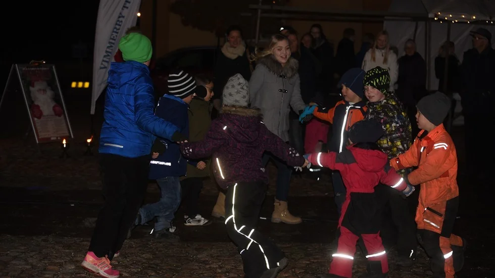 Mathilda Lindström startade en spontan ringdans med barnen på torget.