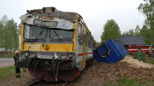 På fredagsmorgonen krockade en rälsbuss med en frysbil i Vallnäs. Foto: Janne Strömsten