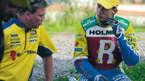 Andreas Jonsson känner sig sliten på grund av alla tävlingar på sistone. Här i samspråk med sin manager Mikael Teurnberg vid besökt i Västervik. Foto: Magnus Strömsten