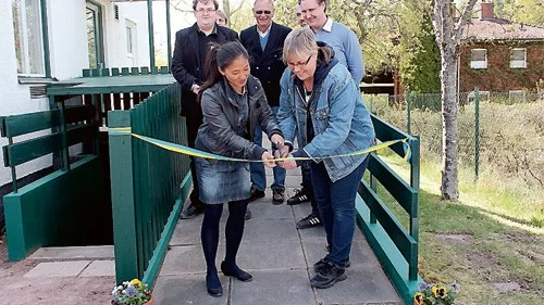 Jenni Leppelt och Annika Nilsson hjälptes åt att klippa av bandet.