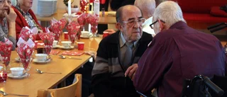 Guldkantad grötlunch för de äldre