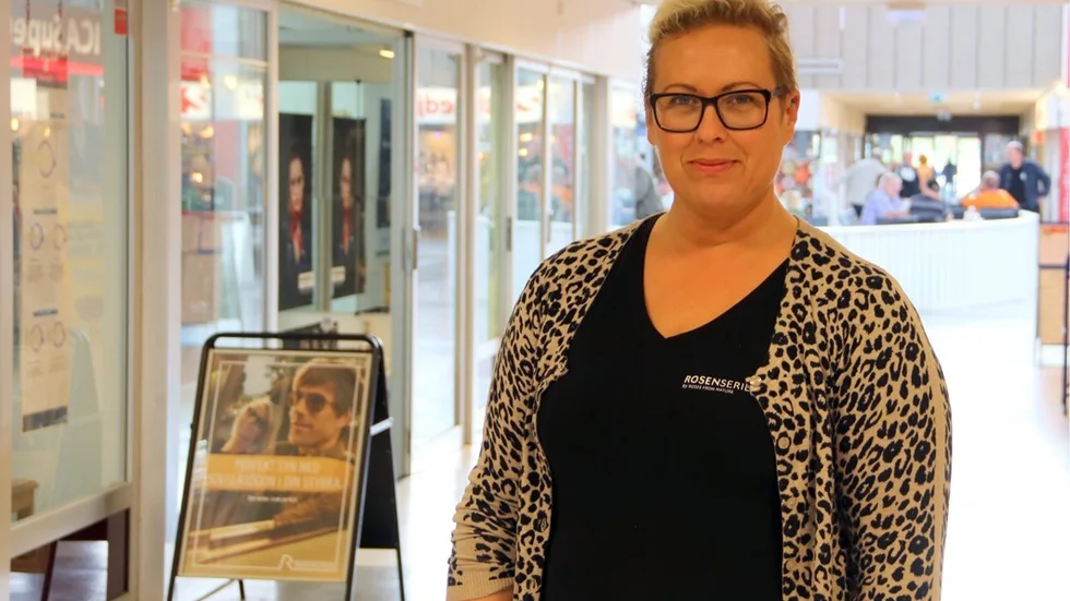 Anna Landucci, centrumledare i Gamleby, berättar om alla omstruktureringar som nu sker i köpcentrumet. Foto: Liselotte S Johansson