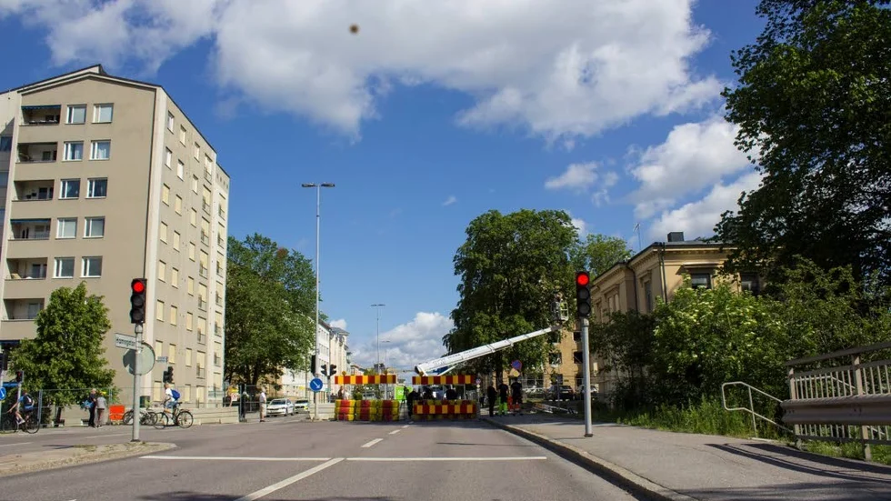 Måndag förmiddag. Hamngatan är fortfarande avspärrad.