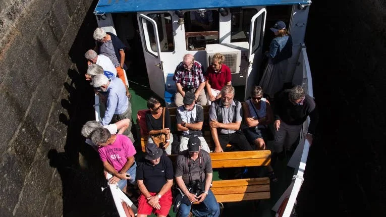 Passagerarbåten M/S Kind på väg genom kanalen.