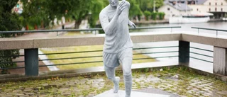 Efter vandaliseringen – nu är statyn tillbaka