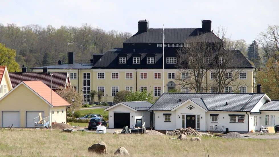 Förslaget på att bygga åtta radhus med som mest 24 lägenheter vid Rimforsa strand skapar reaktioner bland de boende i området.