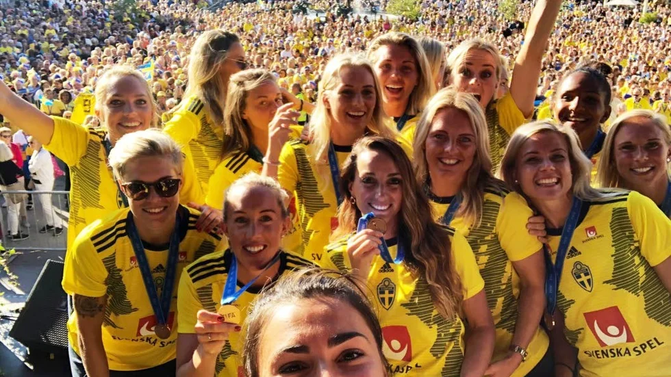 Landslagets målvakt Zecira Musovic lånade Corren-sportens mobiltelefon för ett par bilder under firandet.