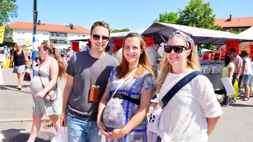 ”Jag tycker det är mysigt och roligt att gå på marknad. Sedan är det bra för samhället det händer något, att man samlas och gör något. Själv är jag här för att hitta fynd och köpa kokostoppar ” berättar Gabriella Dreven tillsammans med Rasmus och Kajsa Lundahl.