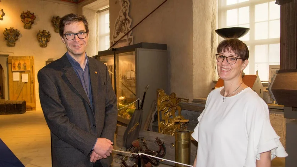 Stiftsantikvarien Gunnar Nordanskog och museichefen Christel Storm berättar om utställningen "Kyrkvindens hemlighet" på Linköping slotts- och domkyrkomuseum.