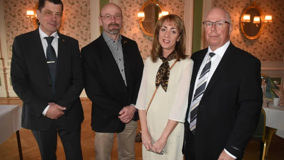Fr.v: Stig Bäck, ordförande Sparbanksstiftelsen Vimmerby, Claes Roos, vice ordförande Sparbanksstiftelsen Vimmerby, Carina Rydholm, VD, Vimmerby Sparbank och Staffan Leijon, ordförande Vimmerby Sparbank.