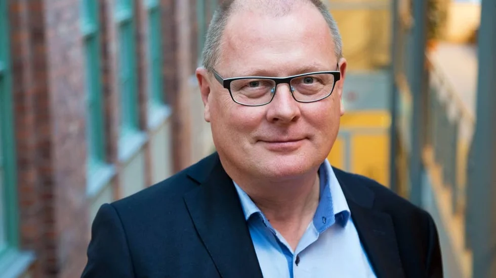 Det är mycket vanligt att den som blir bedragen  blir arg på alla de som påpekar just detta, säger  Jakob Carlander.