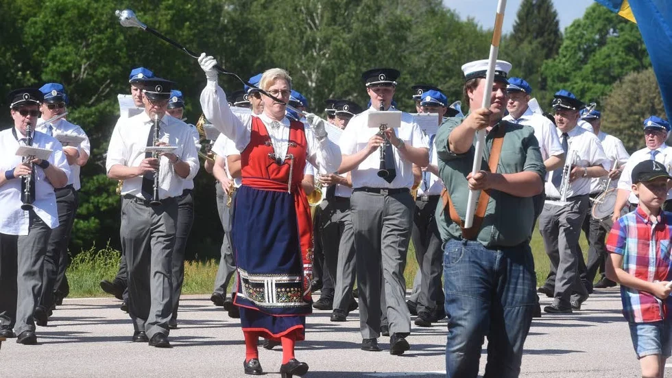 Musikkårererna från Vena och Rosenfors tågar in mot parken.