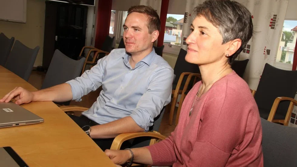 Samhällsbyggnadsnämndens ordförande Mikael Österling (L) och förvaltningschef Bita Almasian föreslår att Kinda ska samverka med RTÖG.