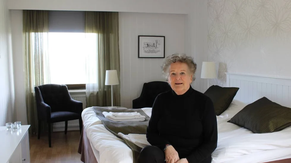Fröydis Sandberg i det rum med utsikt över Yxningen som hon nu fått uppkallat efter sig.