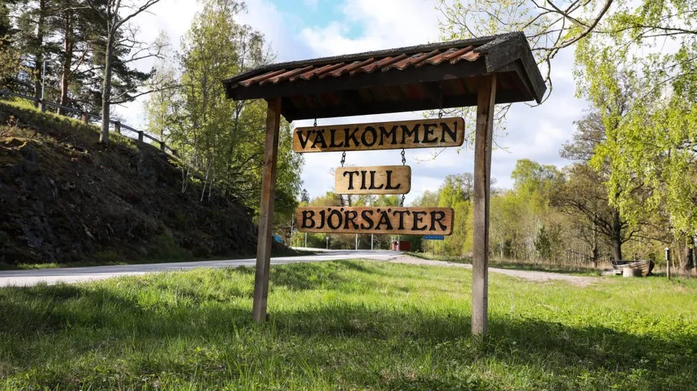 Fram till 1963 gick järnvägen genom Björsäter. Nu är man välkommen att komma hur man vill.