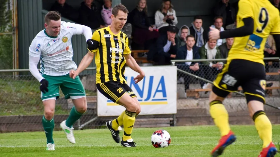 Anton Holm från Gullringen avslutade vårsäsongen med två nickmål i vinstmatchen mot Höreda.