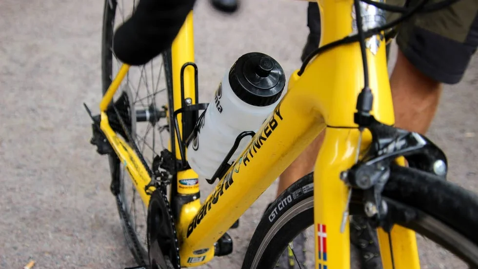 Alla har likandana kläder och cyklar. Deltagarna betalar själva sin resa, inga pengar tas från insamlingen.
