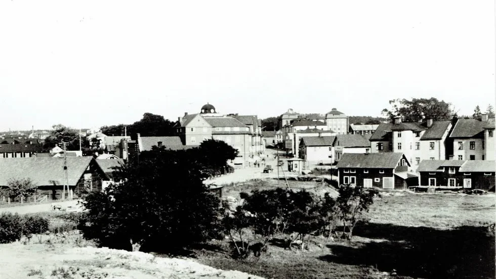 Vy mot centrum från Jerikodal, nuvarande Willys tomt. Längst bort syns dennya kvarnen som byggdes 1928.