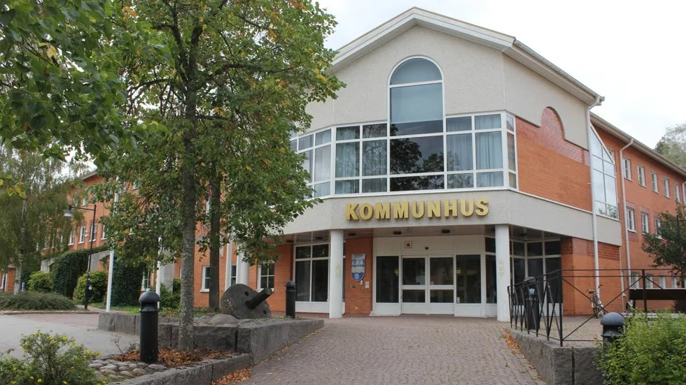 När Hultsfrds kommuns personal  uppdagade familjens situation hade de bara ett bord och fyra stolar i lägenheten och sov på filtar på golvet.