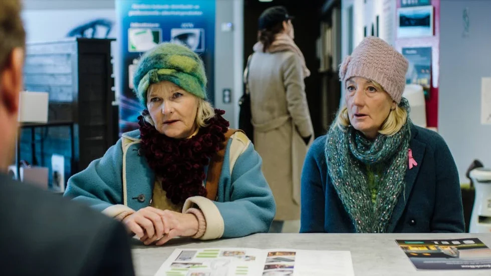 Sissela Kyle och Lotta Tejle som de förtjusande damerna Cecilia och Jenny på nya äventyr i ”Enkelstöten 2”.