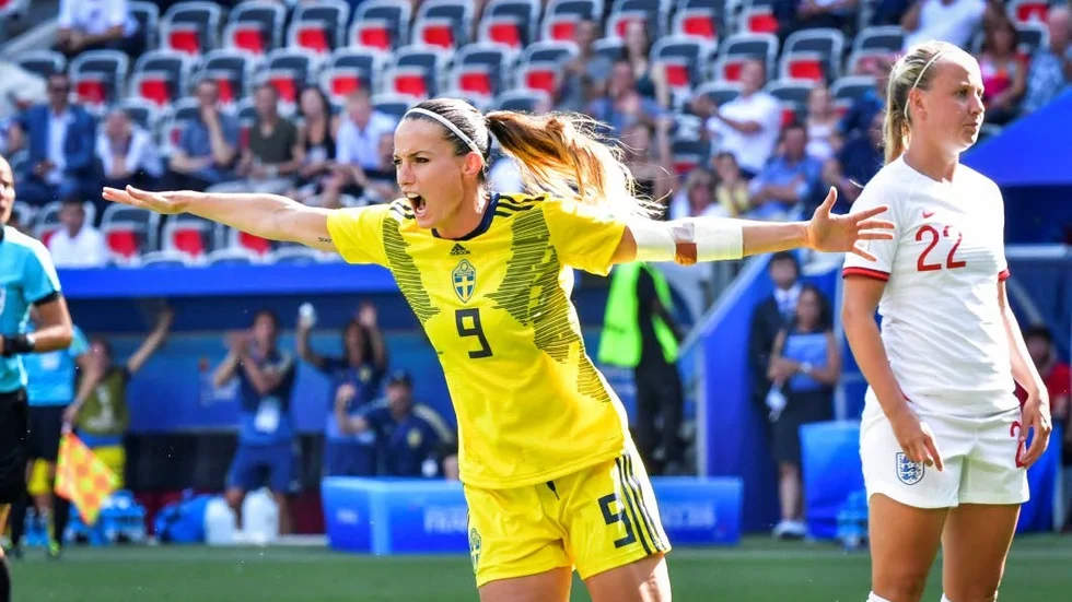 Spanska tidningen AS kommer med uppgifter om att Asllani erbjudits ett kontrakt av Real Madrid/CD Tacón.