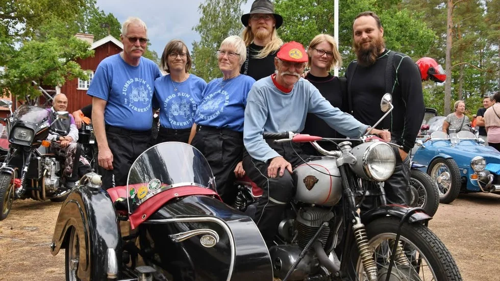 Rune Karlssons intresse för sidvagnsmotorcyklar har spridits inom familjen. Vid helgens Jumbo Run-träff deltog tre generationer. fr.v. Tommy Karlsson, Lottis Karlsson, Anne-Mari Willas, Patrik Karlsson, Johanna Karlsson och Daniel Ferm