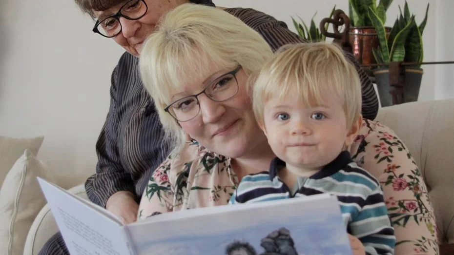 Eva Lundqvist Häll och dottern Karin Sturesson med Svante och boken "Min morfar i himlen" som handlar om morfar Torgnys död.
