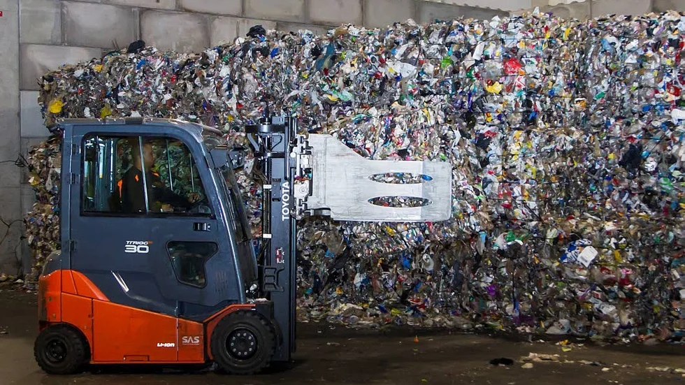 Färdigsorterad plast lagras. Nästa steg i processen är att tvätta den. Möjligen kan det också ske i Motala i framtiden.