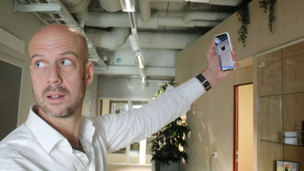Filip Wänström som driver företaget Augminded visar hur man kan visualisera utrymningsvägar i lokaler med hjälp av teknik som han har utvecklat.