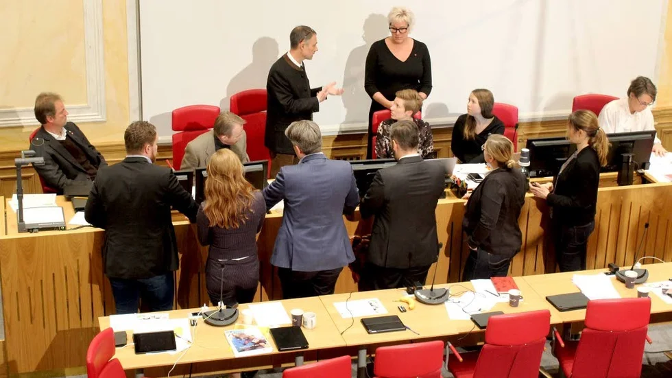 Sju av de åtta gruppledarna är samlade hos fullmäktiges presidium. Det är sen eftermiddag och frågan gäller hur omröstningen ska gå till.