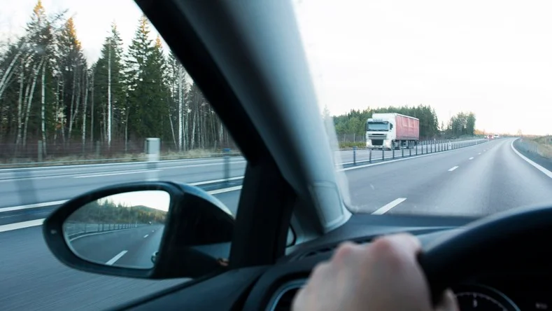 Trafikant på motorväg. Bilden är en genrebild.