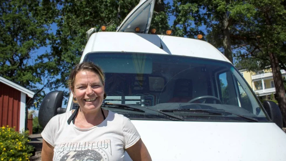 "Jag har aldrig varit så nära naturen som nu", säger yogaläraren och äventyraren Linnea Jensen som flyttat ut i bilen.
