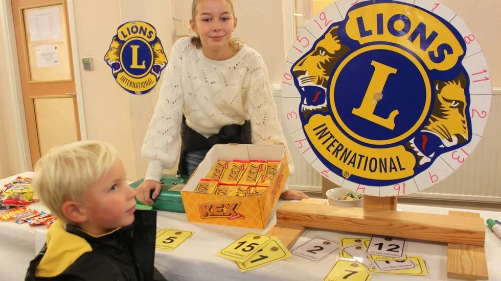 "Du vann!" Leon Persson, 5, hade turen med sig i chokladhjulet. Ellen Ekström Nelson gjorde sin första BOND-dag. "Skönt att göra något bra, Emma är min kusin."