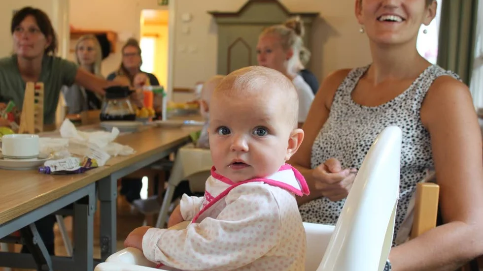 Mamma Annie är koncentrerad på vad dagens gäst har att berätta, Sanna mer intresserad av annat.