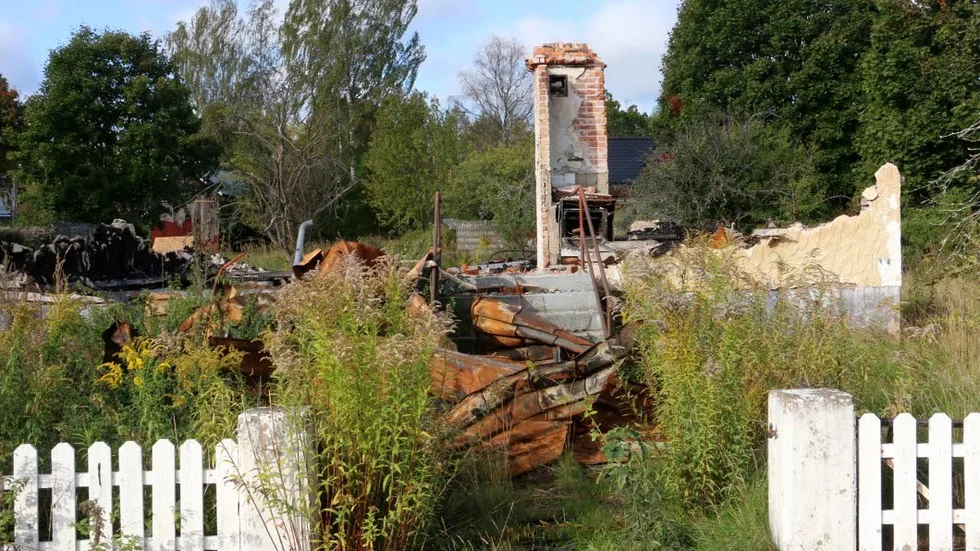 Resterna efter det brunna huset står kvar, helt orörda. Miljö- och byggnadsnämnden har problem att hitta någon ansvarig att rikta sina krav mot.