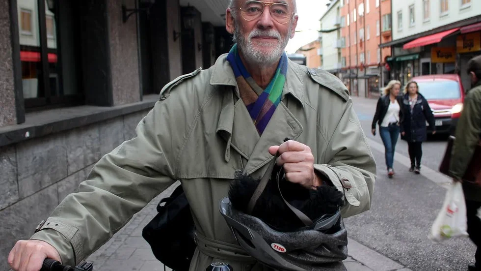 Jan Norgren använder cykelhjälm. "Vi fick en på mitt förra jobb och den har hängt med sedan dess", säger han.