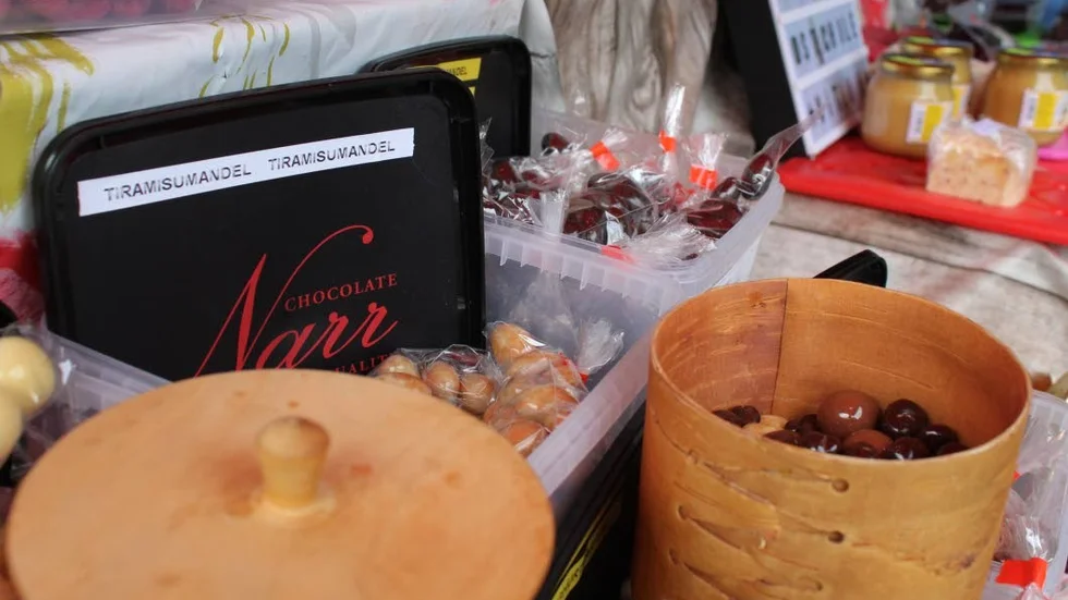 Choklad från Ödeshög. Lokala producenten Narr har öppnat en butik vid fabriken intill E4:an.