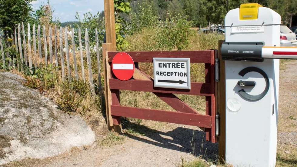 Allemansrätten råder på badplatsen i Pinnarp, men badgäster som vill gå in genom campingens entré måste betala en besökaravgift i receptionen.