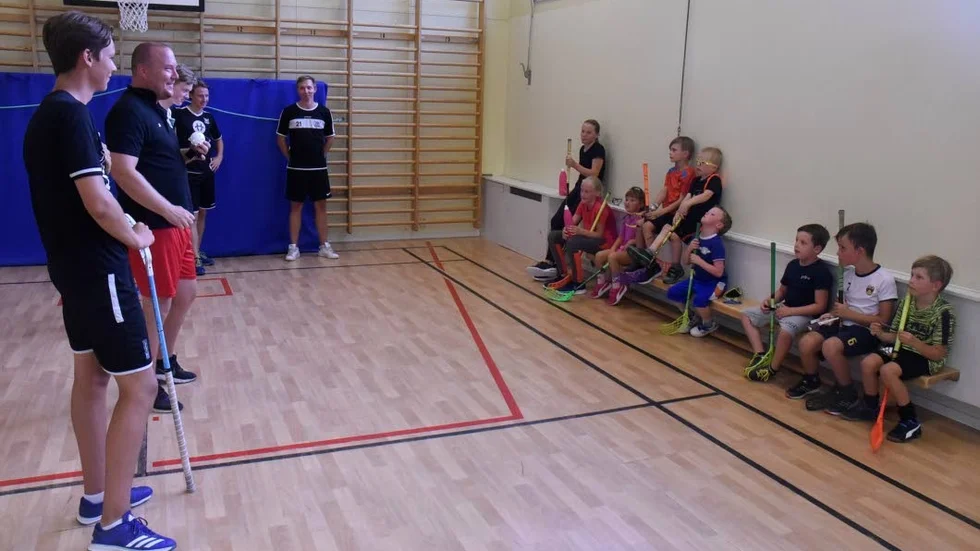 Hela gänget med spelare och ledare samlat efter träning.