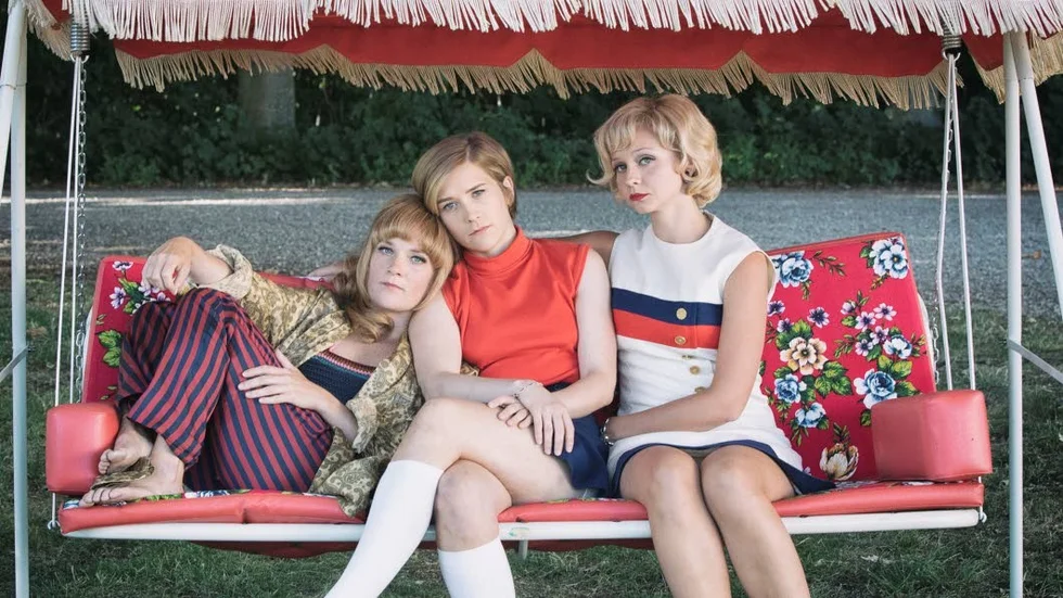 Lottie (Maja rung), Karin (Mikaela Knapp) och Ingela (Anna Åström) i "Systrar 1968".