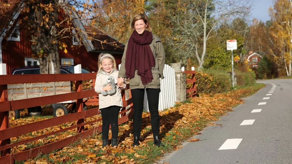 Carolina Andersson är en av återvändarna som flyttat tillbaka till Ulrika och bildat familj. Här tillsammans med fyraåriga dottern Signe Hörkell.