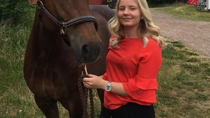 Linn Adolfsson älskar att tävla dressyr med ponnyn Mercury. I år fick hon årets  ungdomsstipendium av Mörlunda-Tveta hembygdsförening.