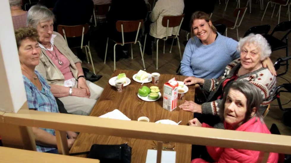 Auli Vilund, Elsa Hammarström och Mariette Fasth har kommit från äldreboendet Solgården tillsammans med sina ledsagare Lena Lago Berg och Pia Redin som båda är undersköterskor. "Vi träffade och pratade med orkesterkillen", säger Lena. "Det är roligt att komma ut lite och byta miljö. Det händer ju inte så mycket annars", tycker Elsa.
