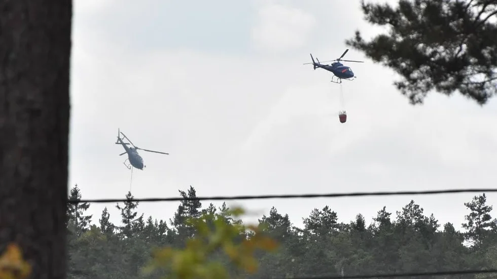 Helikoptrar vattenbombar branden i närheten av Fallhult.