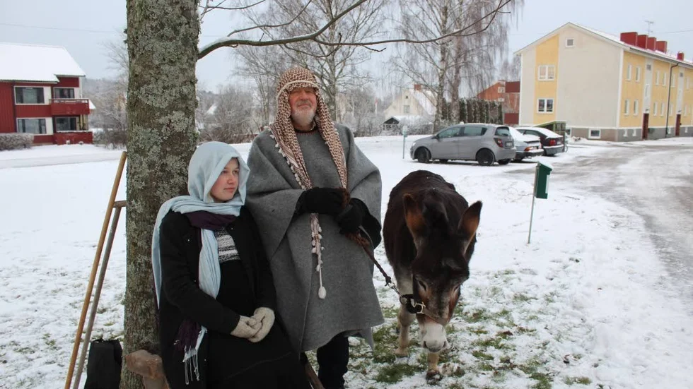 Maria (Alma Wenhov) och Josef (Håkan Holgersson) med åsnan Salome