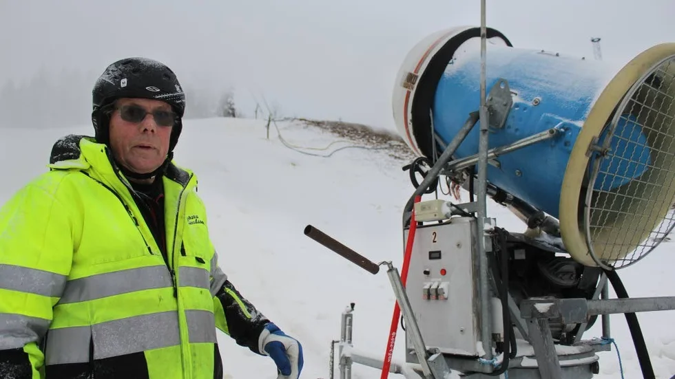 Gösta Erlandsson är glad att kunna meddela att man gjort tillräckligt med snö för att öppna Dackestupet till helgen. Det betyder att åkningen kommer igång en vecka tidigare än i fjol.