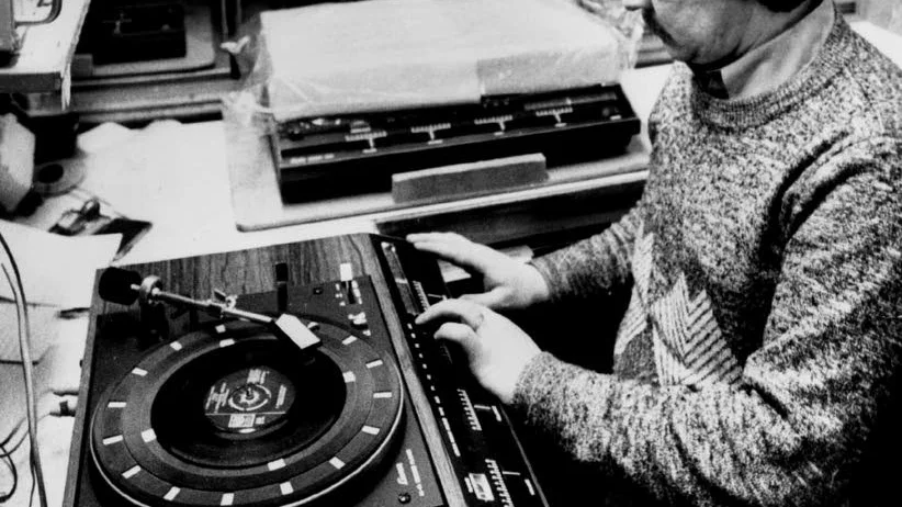Det är 1977 och på Luxor i Motala färdigställs ännu ett exemplar av deras Dirigent Stereo.