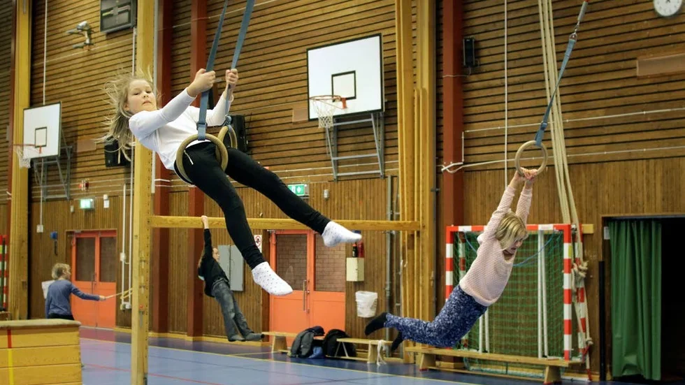 Nioåriga Madeleine Belfrage bor i Västervik men hälsar på sin mormor på sportlovet och passade på att svinga sig i ringarna.